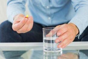 Muškarac uzima učinkovit antibiotik za prostatitis