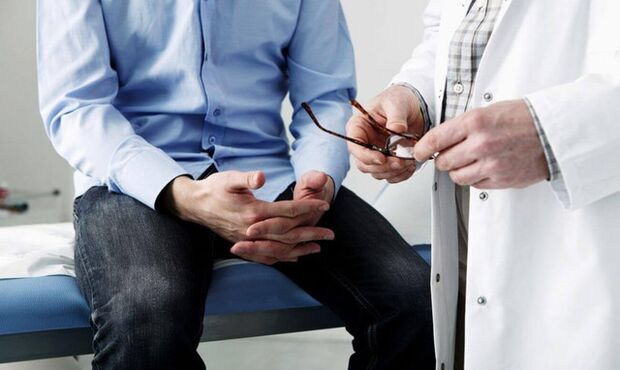 Čovjek kod liječnika sa simptomima prostatitisa